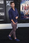 Зак Эфрон (Zac Efron) 'Rock Of Ages' на премьере, в Лос Анжелесе,8 июня 2012 (13xHQ) 68d08d200472489